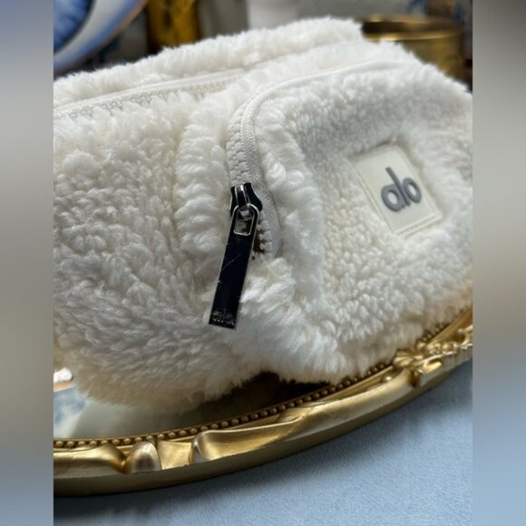 🆕 ALO YOGA 🧿 NWOT Sherpa Explorer Fanny Pack - Ivory - Picture 5 of 16
